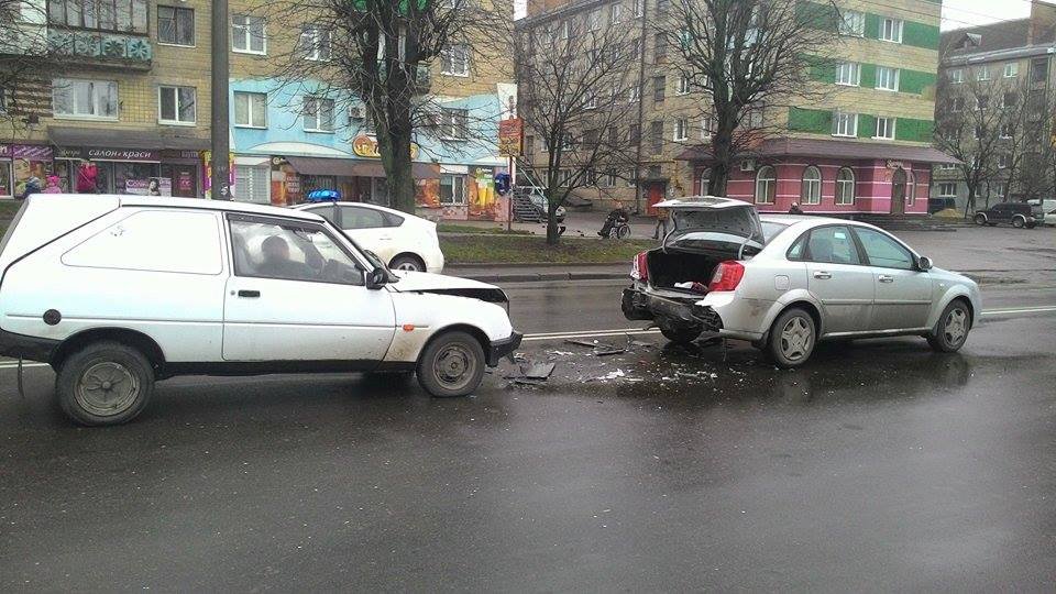 У Рівному внаслідок ДТП постраждала дівчина (фото) - фото 2