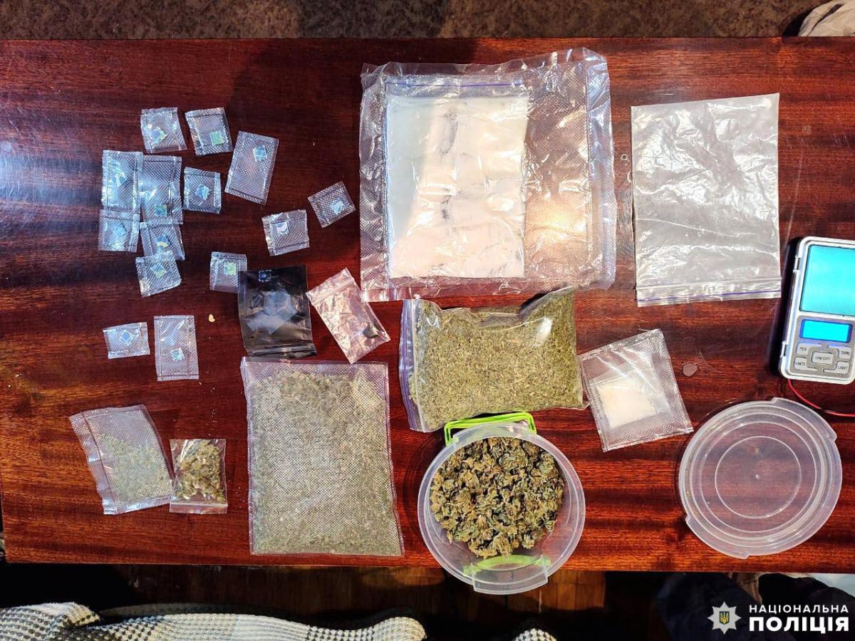 Відправляли «товар» через поштомати: підозрюваним у збуті наркотиків жителям Рівного обрали запобіжний захід